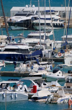 İtalya, Sicilya, Akdeniz, Marina di Ragusa (Ragusa ili); 23 Ağustos 2025, limanda motorlu tekneler ve lüks yatlar - EDITORIAL