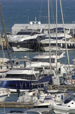 İtalya, Sicilya, Akdeniz, Marina di Ragusa (Ragusa ili); 23 Ağustos 2025, limanda lüks yatlar - EDITORIAL