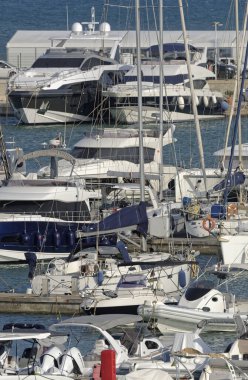 İtalya, Sicilya, Akdeniz, Marina di Ragusa (Ragusa ili); 23 Ağustos 2025, limanda lüks yatlar - EDITORIAL