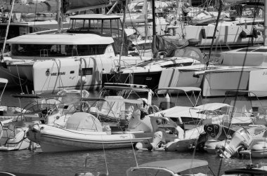 İtalya, Sicilya, Akdeniz, Marina di Ragusa (Ragusa ili); 24 Ağustos 2025, limanda motorlu tekneler ve lüks yatlar - EDITORIAL