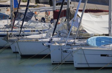 İtalya, Sicilya, Akdeniz, Marina di Ragusa (Ragusa ili); 24 Ağustos 2025, limanda lüks yatlar - EDITORIAL