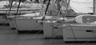 İtalya, Sicilya, Akdeniz, Marina di Ragusa (Ragusa ili); 24 Ağustos 2025, limanda lüks yatlar - EDITORIAL