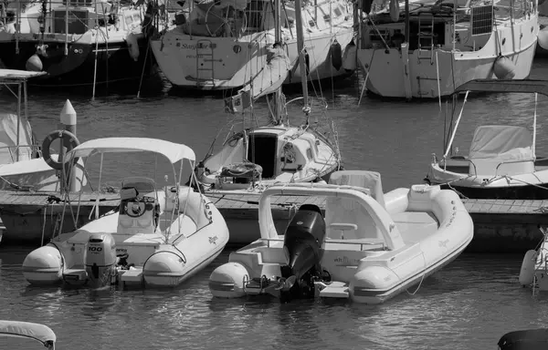 İtalya, Sicilya, Akdeniz, Marina di Ragusa (Ragusa ili); 24 Ağustos 2025, limanda motorlu tekneler ve lüks yatlar - EDITORIAL