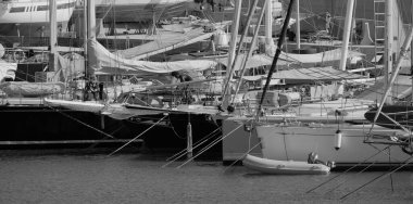 İtalya, Sicilya, Akdeniz, Marina di Ragusa (Ragusa Eyaleti); 24 Ağustos 2025, limandaki bir yelkenli ve lüks yatlarda adam - EDITORIAL