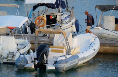 İtalya, Sicilya, Akdeniz, Marina di Ragusa (Ragusa ili); 26 Ağustos 2025, limandaki insanlar, motorlu tekneler ve lüks yatlar - EDITORIAL