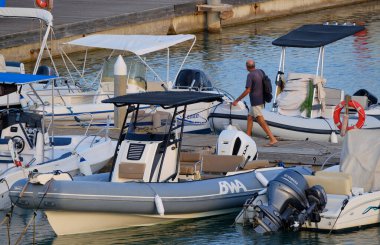 İtalya, Sicilya, Akdeniz, Marina di Ragusa (Ragusa ili); 26 Ağustos 2025, limandaki insanlar, motorlu tekneler ve lüks yatlar - EDITORIAL