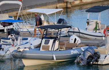 İtalya, Sicilya, Akdeniz, Marina di Ragusa (Ragusa ili); 26 Ağustos 2025, limandaki insanlar, motorlu tekneler ve lüks yatlar - EDITORIAL