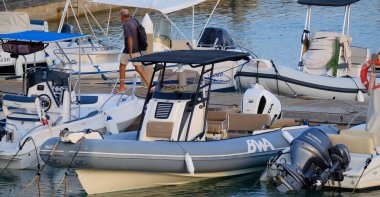 İtalya, Sicilya, Akdeniz, Marina di Ragusa (Ragusa ili); 26 Ağustos 2025, limandaki insanlar, motorlu tekneler ve lüks yatlar - EDITORIAL