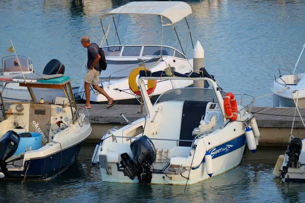 İtalya, Sicilya, Akdeniz, Marina di Ragusa (Ragusa ili); 26 Ağustos 2025, limandaki insanlar, motorlu tekneler ve lüks yatlar - EDITORIAL