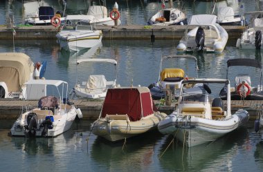 İtalya, Sicilya, Akdeniz, Marina di Ragusa (Ragusa ili); 27 Ağustos 2025, limanda motorlu tekne ve lüks yatlar - EDITORIAL