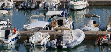 İtalya, Sicilya, Akdeniz, Marina di Ragusa (Ragusa ili); 27 Ağustos 2025, limanda motorlu tekne ve lüks yatlar - EDITORIAL