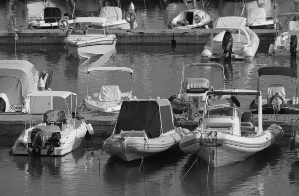 İtalya, Sicilya, Akdeniz, Marina di Ragusa (Ragusa ili); 27 Ağustos 2025, limanda motorlu tekne ve lüks yatlar - EDITORIAL