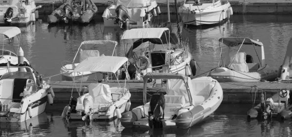 İtalya, Sicilya, Akdeniz, Marina di Ragusa (Ragusa ili); 27 Ağustos 2025, limanda motorlu tekne ve lüks yatlar - EDITORIAL