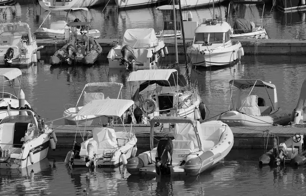 İtalya, Sicilya, Akdeniz, Marina di Ragusa (Ragusa ili); 27 Ağustos 2025, limanda motorlu tekne ve lüks yatlar - EDITORIAL