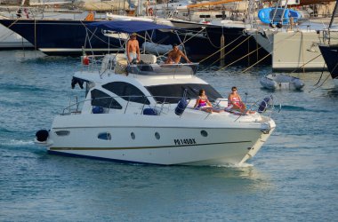 İtalya, Sicilya, Akdeniz, Marina di Ragusa (Ragusa ili); 27 Ağustos 2025, limanda lüks bir yatta insanlar - EDITORIAL