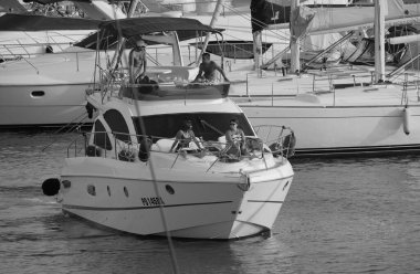 İtalya, Sicilya, Akdeniz, Marina di Ragusa (Ragusa ili); 27 Ağustos 2025, limanda lüks bir yatta insanlar - EDITORIAL