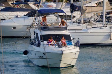 İtalya, Sicilya, Akdeniz, Marina di Ragusa (Ragusa ili); 27 Ağustos 2025, limanda lüks bir yatta insanlar - EDITORIAL