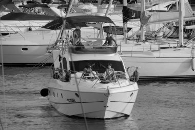 İtalya, Sicilya, Akdeniz, Marina di Ragusa (Ragusa ili); 27 Ağustos 2025, limanda lüks bir yatta insanlar - EDITORIAL