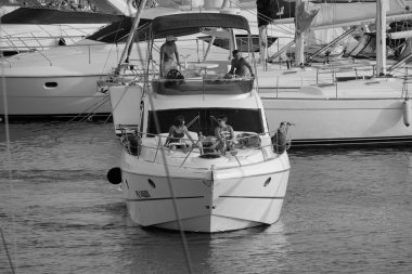 İtalya, Sicilya, Akdeniz, Marina di Ragusa (Ragusa ili); 27 Ağustos 2025, limanda lüks bir yatta insanlar - EDITORIAL