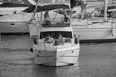 İtalya, Sicilya, Akdeniz, Marina di Ragusa (Ragusa ili); 27 Ağustos 2025, limanda lüks bir yatta insanlar - EDITORIAL