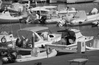 İtalya, Sicilya, Akdeniz, Marina di Ragusa (Ragusa ili); 31 Ağustos 2025, limanda motorlu tekne ve lüks yatlar - EDITORIAL