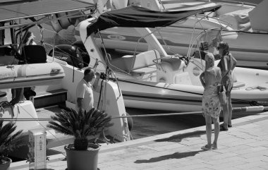 İtalya, Sicilya, Akdeniz, Marina di Ragusa (Ragusa ili); 31 Ağustos 2025, limandaki bir katamaran yelkenli teknesinde insanlar - EDITORIAL