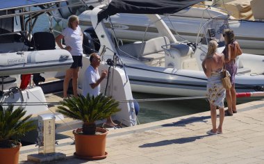 İtalya, Sicilya, Akdeniz, Marina di Ragusa (Ragusa ili); 31 Ağustos 2025, limandaki bir katamaran yelkenli teknesinde insanlar - EDITORIAL