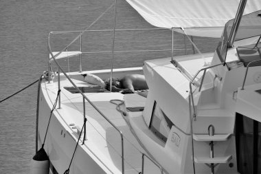 İtalya, Sicilya, Akdeniz, Marina di Ragusa (Ragusa Eyaleti); 26 Eylül 2025, limandaki bir katamaran motorlu teknesinde adam - EDITORIAL