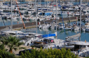 İtalya, Sicilya, Akdeniz, Marina di Ragusa (Ragusa Eyaleti); 26 Eylül 2025, limanda katamaran yelkenli tekneleri - EDITORIAL