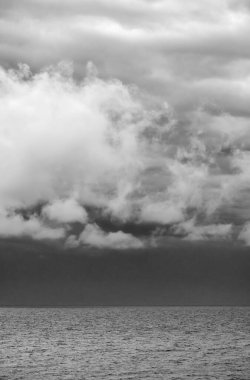 İtalya, Sicilya, Akdeniz, Sicilya Kanalı 'nda fırtınalı bulutlar 