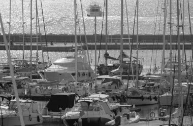 İtalya, Sicilya, Akdeniz, Marina di Ragusa (Ragusa Eyaleti); limanda motorlu tekne ve lüks yatlar 