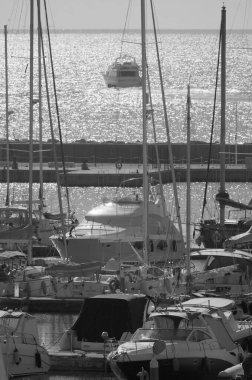 İtalya, Sicilya, Akdeniz, Marina di Ragusa (Ragusa Eyaleti); limanda lüks yatlar 