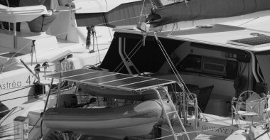 İtalya, Sicilya, Akdeniz, Marina di Ragusa (Ragusa Eyaleti); 28 Eylül 2025, limanda katamaran yelkenli tekneleri - EDITORIAL