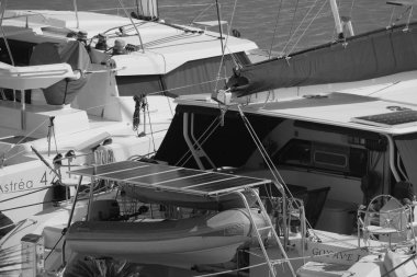 İtalya, Sicilya, Akdeniz, Marina di Ragusa (Ragusa Eyaleti); 28 Eylül 2025, limanda katamaran yelkenli tekneleri - EDITORIAL