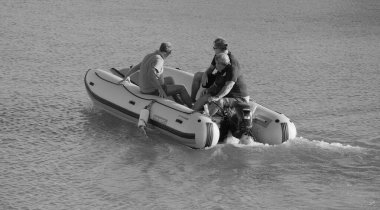 İtalya, Sicilya, Akdeniz, Marina di Ragusa (Ragusa Eyaleti); 28 Eylül 2025, limandaki kauçuk bir teknede insanlar - EDITORIAL