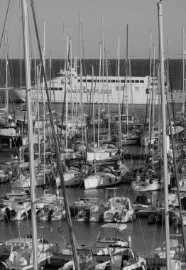 İtalya, Sicilya, Akdeniz, Marina di Ragusa (Ragusa Eyaleti); 29 Eylül 2025, Sicilya 'yı Malta adasına ve limandaki lüks yatlara bağlayan feribot - EDITORIAL