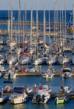 İtalya, Sicilya, Akdeniz, Marina di Ragusa (Ragusa Eyaleti); limanda motorlu tekne ve lüks yatlar 