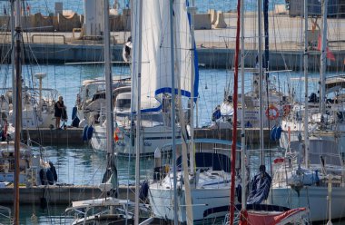 İtalya, Sicilya, Akdeniz, Marina di Ragusa (Ragusa Eyaleti); 30 Eylül 2025, limanda yelkenli tekneleri - EDITORIAL