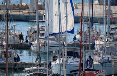 İtalya, Sicilya, Akdeniz, Marina di Ragusa (Ragusa Eyaleti); 30 Eylül 2025, limanda yelkenli tekneleri - EDITORIAL