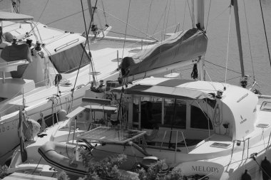 İtalya, Sicilya, Akdeniz, Marina di Ragusa (Ragusa Eyaleti); 30 Eylül 2025, limanda katamaran yelkenli tekneleri - EDITORIAL