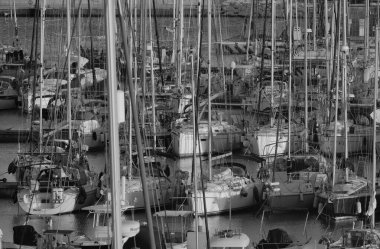 İtalya, Sicilya, Akdeniz, Marina di Ragusa (Ragusa ili); 2 Ekim 2025, gün batımında limanda motorlu tekne ve lüks yatlar - EDITORIAL