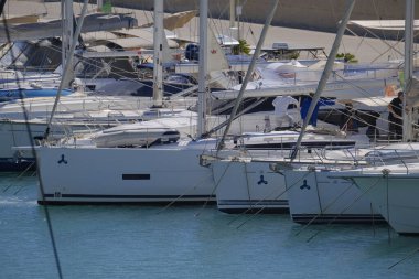 İtalya, Sicilya, Akdeniz, Marina di Ragusa (Ragusa Eyaleti); 3 Ekim 2025, limandaki bir yelkenli ve lüks yatlarda yaşayan insanlar - EDITORIAL