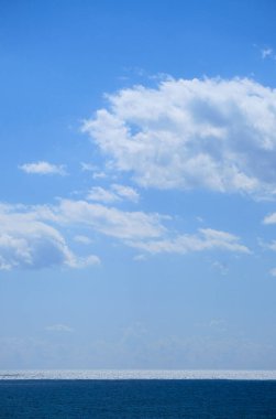 İtalya, Sicilya, Akdeniz, Sicilya Kanalı 'nda gökyüzünde bulutlar