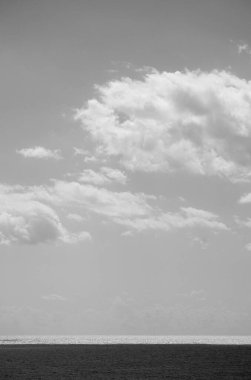 İtalya, Sicilya, Akdeniz, Sicilya Kanalı 'nda gökyüzünde bulutlar