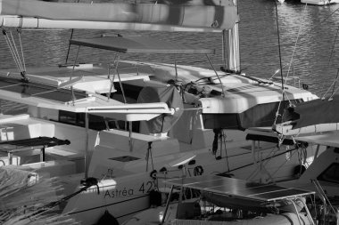 İtalya, Sicilya, Akdeniz, Marina di Ragusa (Ragusa Eyaleti); 3 Ekim 2025, limanda katamaran yelkenli teknesi - EDITORIAL