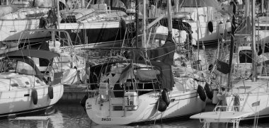 İtalya, Sicilya, Akdeniz, Marina di Ragusa (Ragusa ili); 5 Ekim 2025, limanda yelkenli tekneleri - EDITORIAL