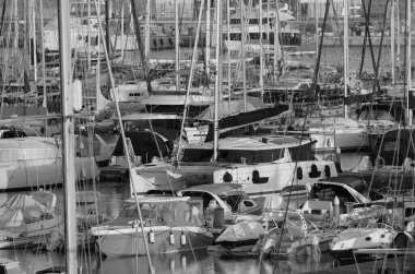 İtalya, Sicilya, Akdeniz, Marina di Ragusa (Ragusa ili); 5 Ekim 2025, limanda motorlu tekneler ve lüks yatlar - EDITORIAL