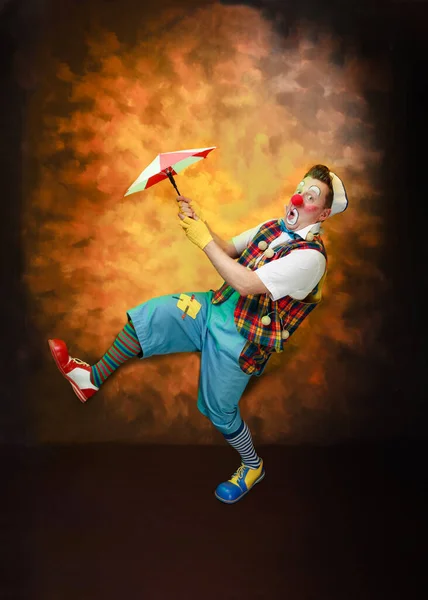Смешной Клоун Улыбающимся Радостным Выражением Лица Цветном Фоне — стоковое фото