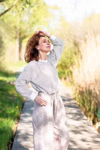 Beautiful Middle Aged Woman Poses Nature Sunny Spring Afternoon Interplay — Stock Photo, Image