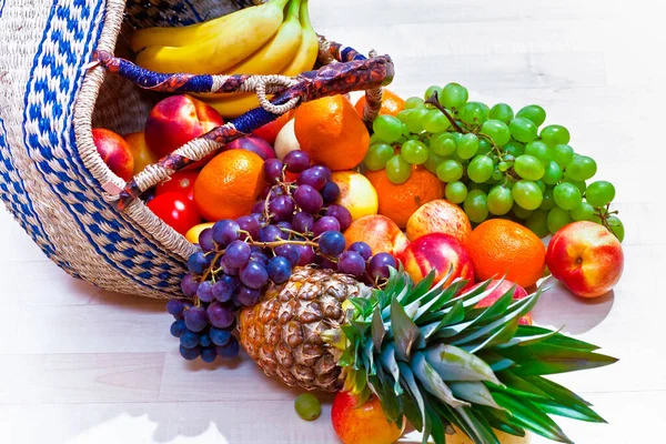Cesta Frutas Frescas Conceito Alimentação Saudável Isolado Sobre Fundo Branco — Fotografia de Stock